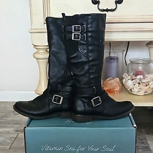 Size 8 Baretraps black boots